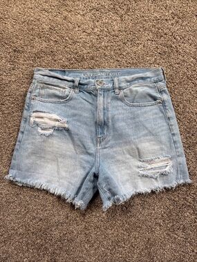 American Eagle Outfitters Womens Size 6 Light Wash Distressed Jean MomShorts GUC